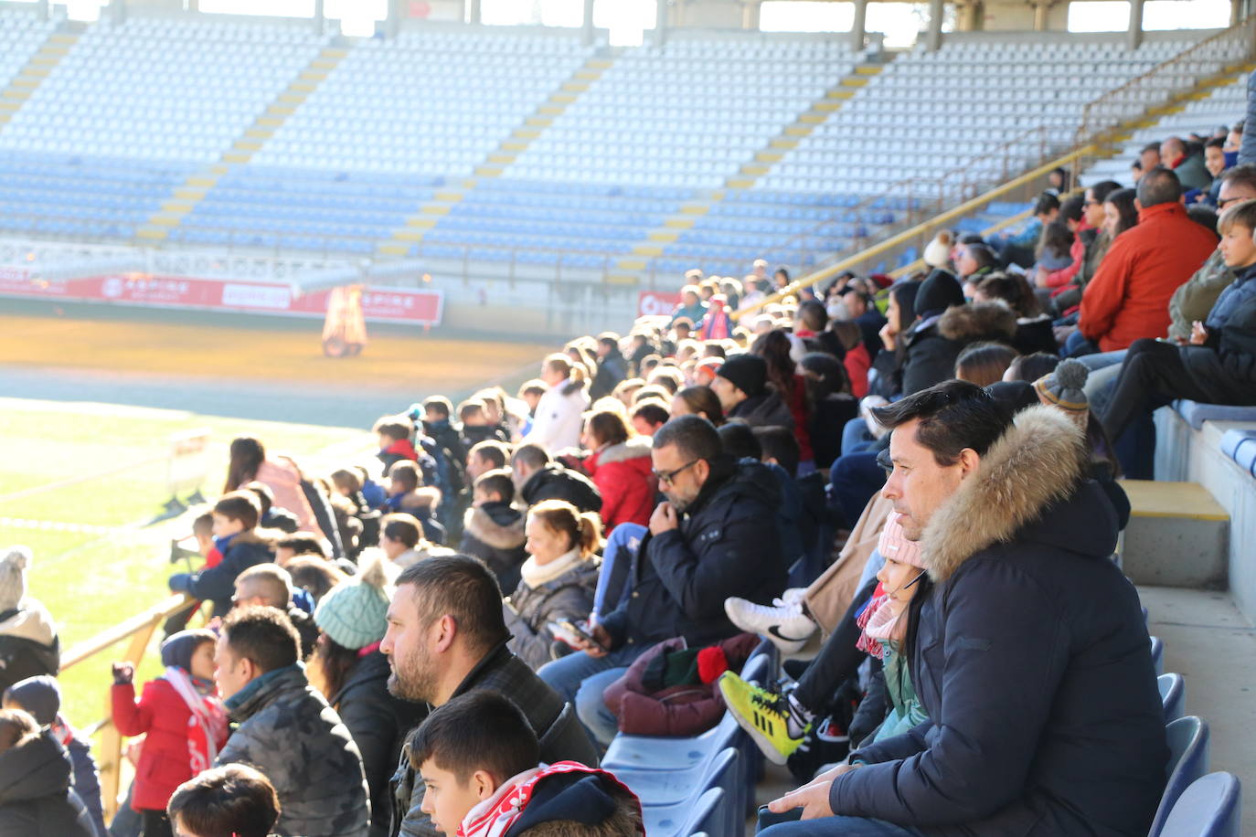 La Cultural y Deportiva Leonesa celebra un entrenamiento a puerta abierta en el Reino de León con motivo de la festividad de los Reyes Magos.