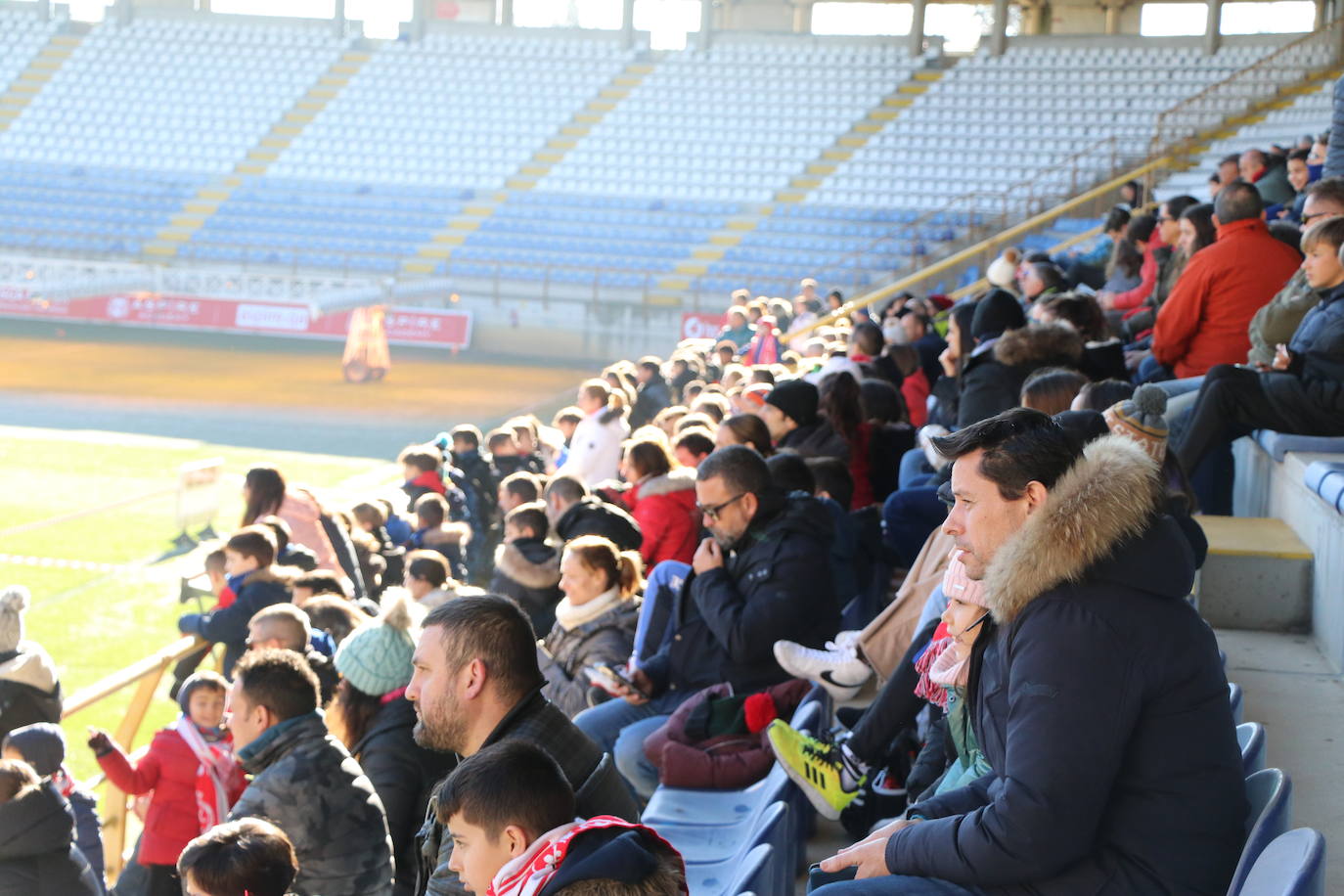 La Cultural y Deportiva Leonesa celebra un entrenamiento a puerta abierta en el Reino de León con motivo de la festividad de los Reyes Magos.