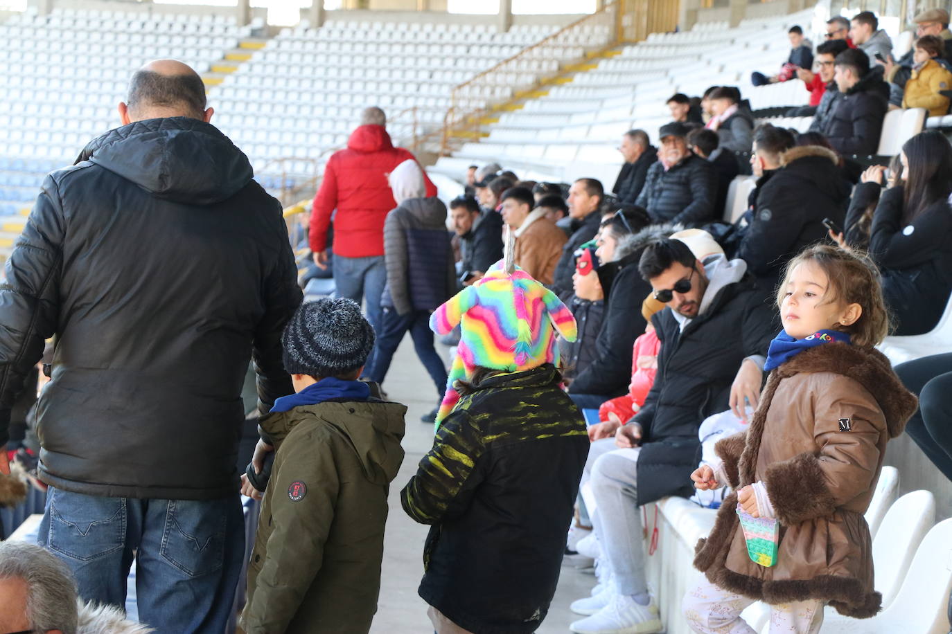 La Cultural y Deportiva Leonesa celebra un entrenamiento a puerta abierta en el Reino de León con motivo de la festividad de los Reyes Magos.