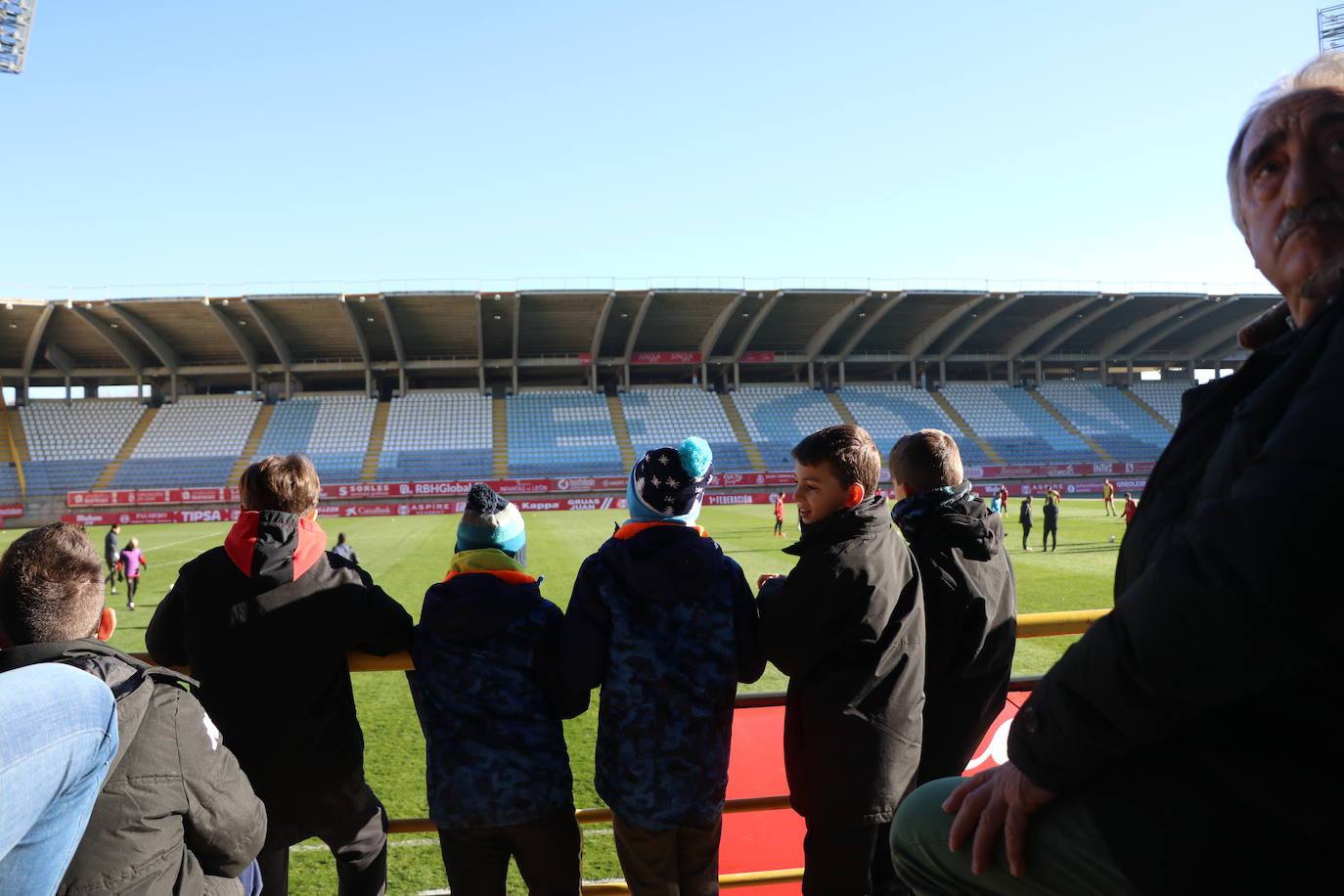 La Cultural y Deportiva Leonesa celebra un entrenamiento a puerta abierta en el Reino de León con motivo de la festividad de los Reyes Magos.