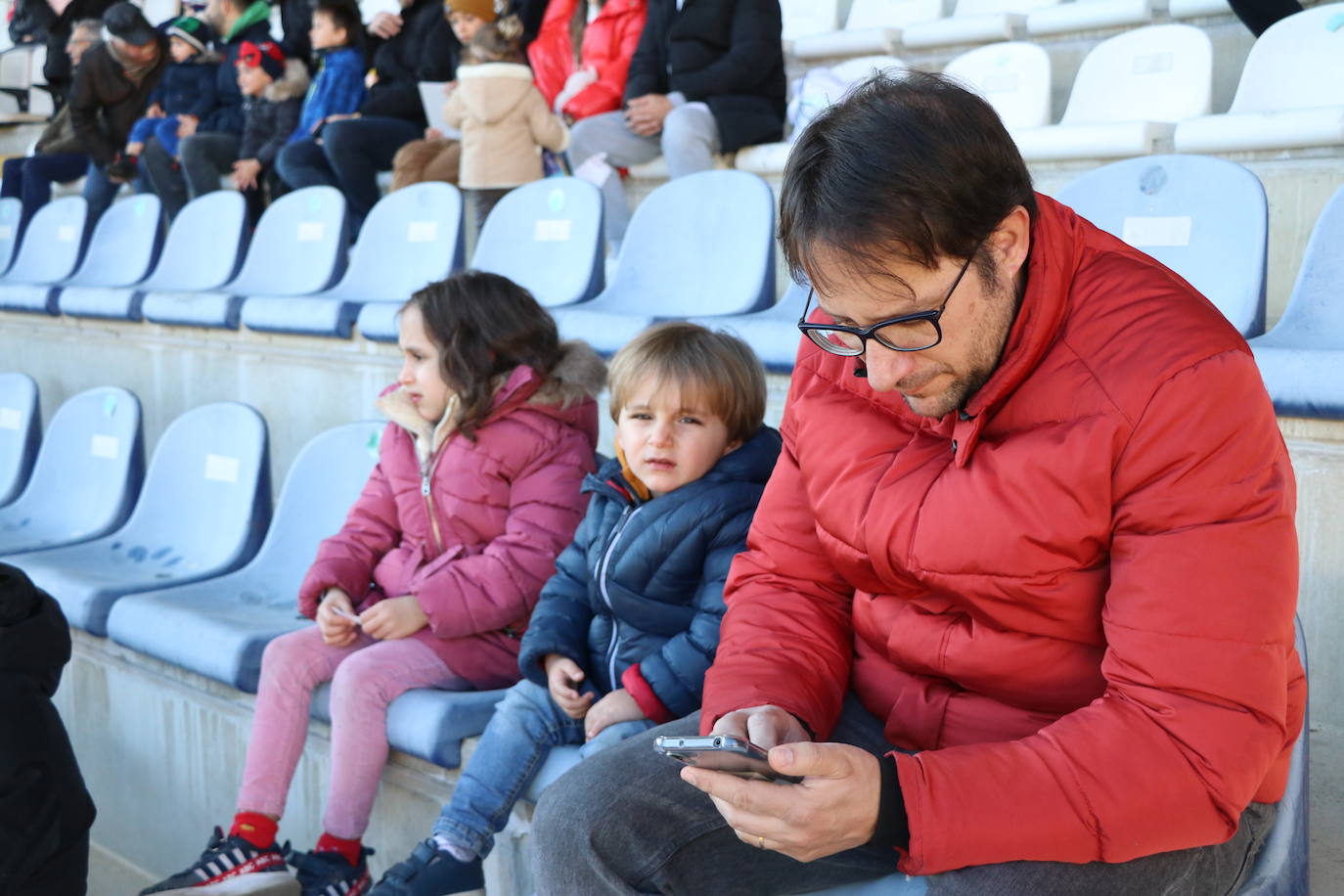 La Cultural y Deportiva Leonesa celebra un entrenamiento a puerta abierta en el Reino de León con motivo de la festividad de los Reyes Magos.