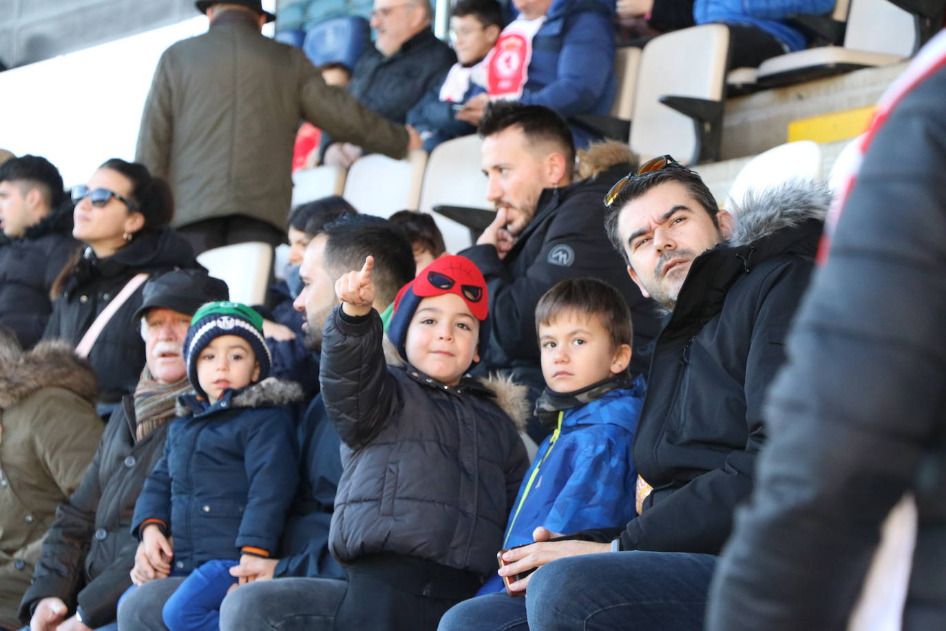 La Cultural y Deportiva Leonesa celebra un entrenamiento a puerta abierta en el Reino de León con motivo de la festividad de los Reyes Magos.