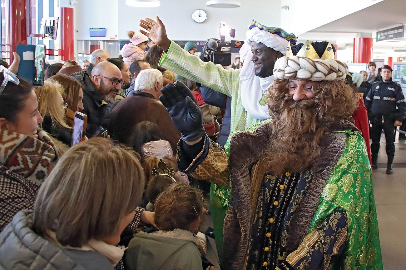 Los Reyes Magos de Oriente han llegado a la estación de Renfe de León a bordo tren chárter S470 fletado especialmente para la ocasión. Decenas de niños se han acercado a Melchor, Gaspar y Baltasar que, a continuación han sido recibidos por el alcalde de la ciudad. 