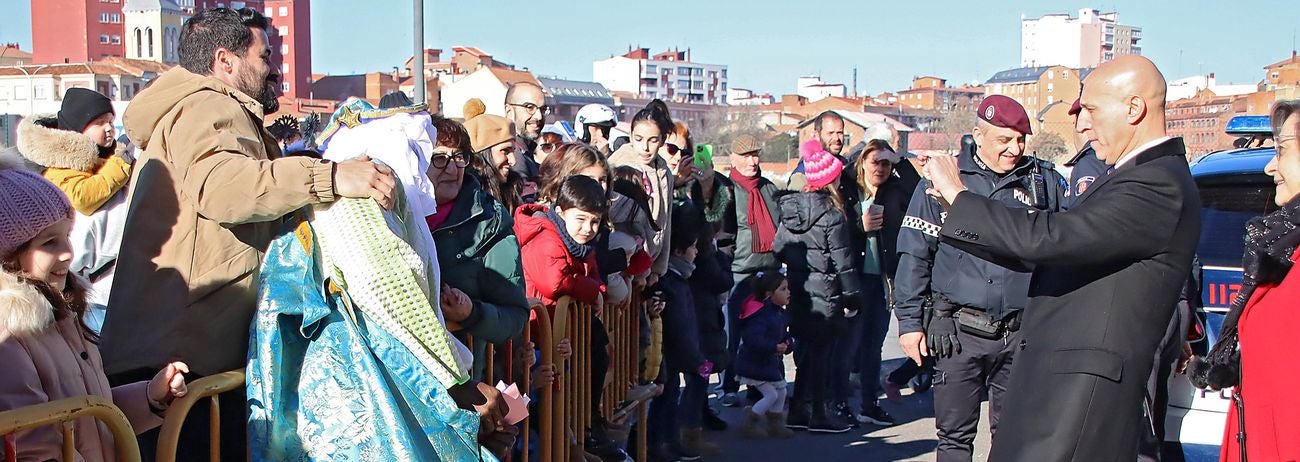 Los Reyes Magos de Oriente han llegado a la estación de Renfe de León a bordo tren chárter S470 fletado especialmente para la ocasión. Decenas de niños se han acercado a Melchor, Gaspar y Baltasar que, a continuación han sido recibidos por el alcalde de la ciudad. 