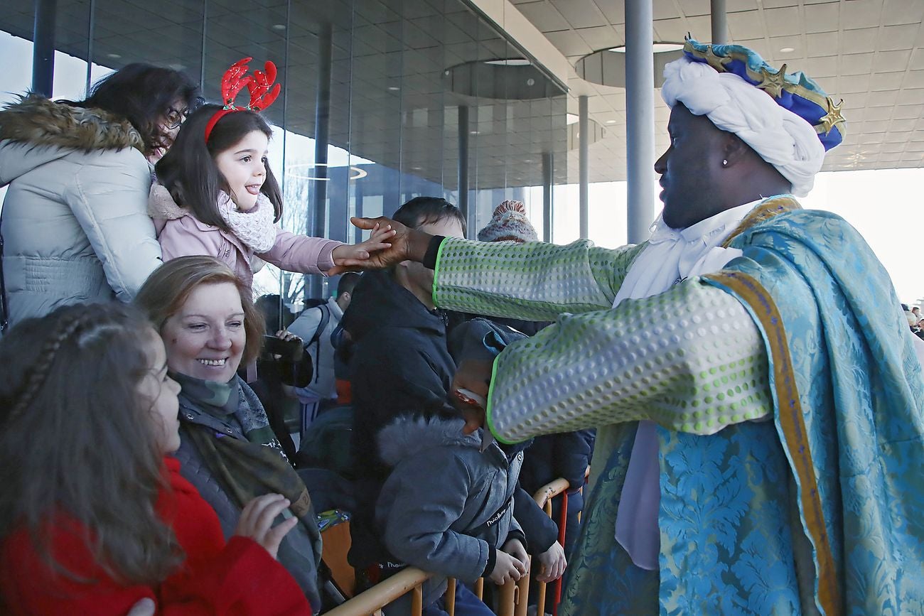 Los Reyes Magos de Oriente han llegado a la estación de Renfe de León a bordo tren chárter S470 fletado especialmente para la ocasión. Decenas de niños se han acercado a Melchor, Gaspar y Baltasar que, a continuación han sido recibidos por el alcalde de la ciudad. 