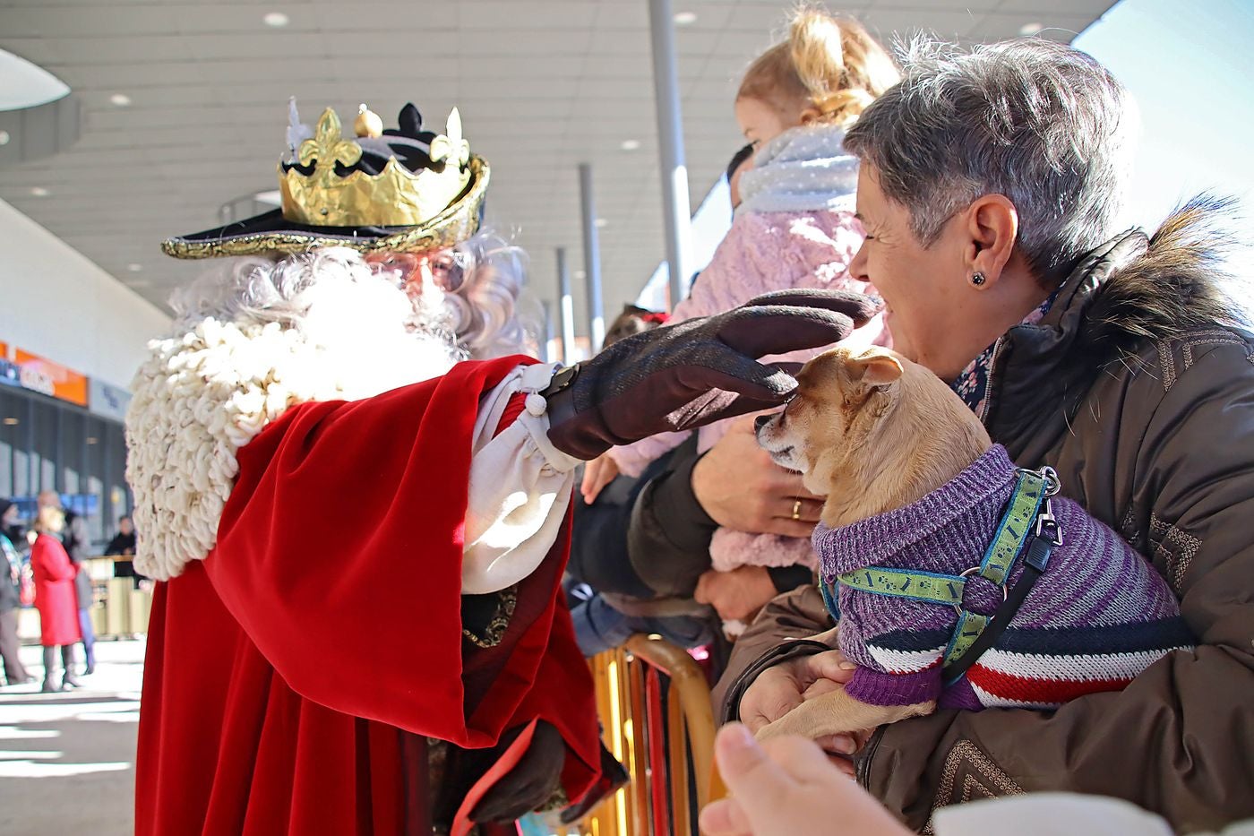 Los Reyes Magos de Oriente han llegado a la estación de Renfe de León a bordo tren chárter S470 fletado especialmente para la ocasión. Decenas de niños se han acercado a Melchor, Gaspar y Baltasar que, a continuación han sido recibidos por el alcalde de la ciudad. 