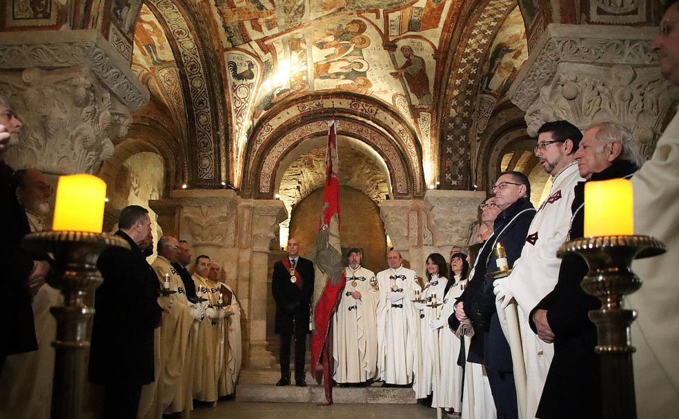 Las damas y caballeros de la Muy Ilustre, Real e Imperial Orden y Cofradía del Milagroso Pendón de San Isidoro durante el responso de la Epifanía del Señor. 