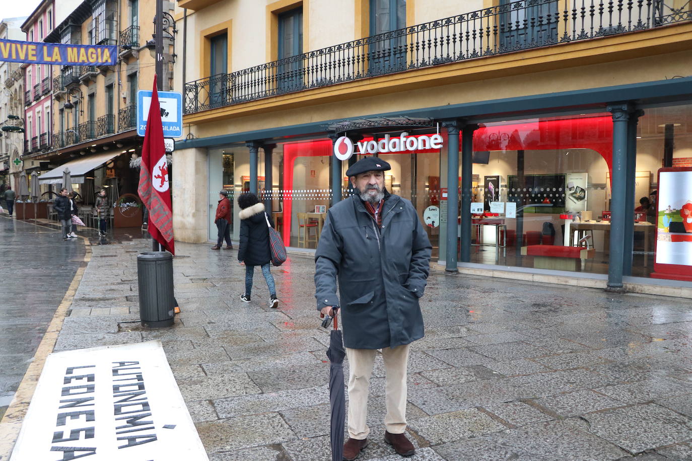 Félix José Pérez Eechevarría, más conocido como 'El Cheva', acude a la plaza de Botines cada primer sábado de mes desde hace 18 años para reclamar la autonomía de la región leonesa.