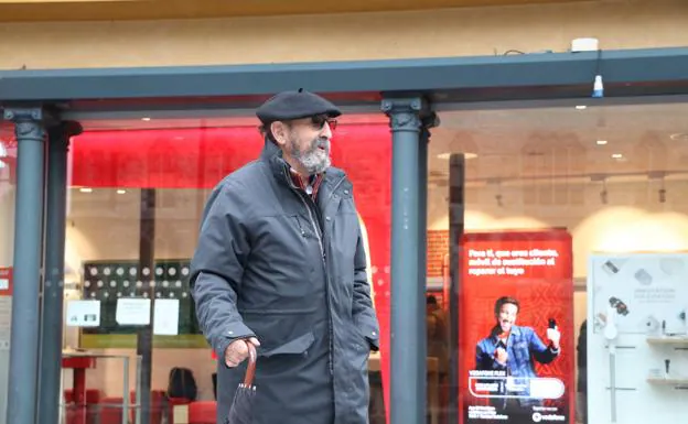 Galería. Félix José Pérez Eechevarría, más conocido como 'El Cheva', acude a la plaza de Botines cada primer sábado de mes desde hace 18 años para reclamar la autonomía de la región leonesa