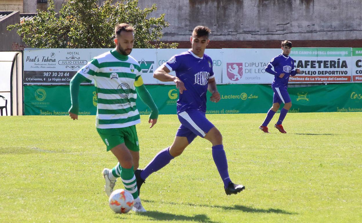 El capitan de La Virgen del Camino controla el balón en un partido de la presente temporada. 