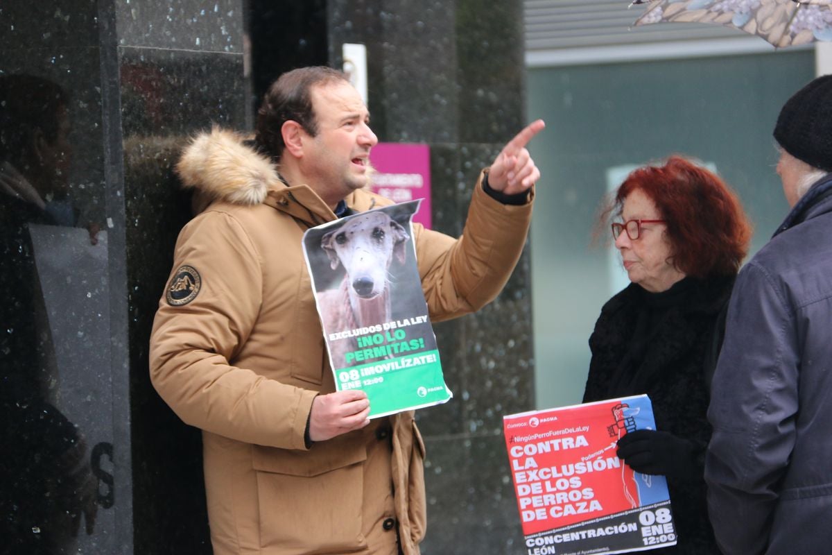 Pacma León se ha concentrado este domingo frente a las puertas del Ayuntamiento de León para exigir al Gobierno un cambio en la ley de protección animal.