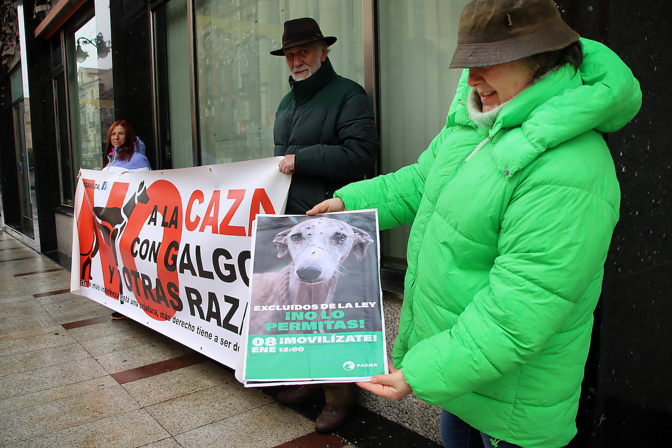 Pacma León se ha concentrado este domingo frente a las puertas del Ayuntamiento de León para exigir al Gobierno un cambio en la ley de protección animal.