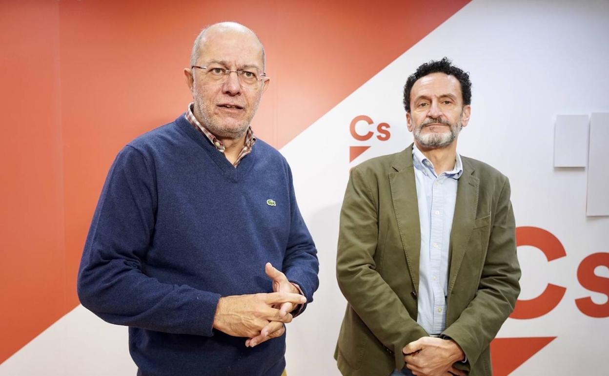 Francisco Igea acompaña a Edmundo Bal durante su recorrido por Valladolid en la campaña de primarias.