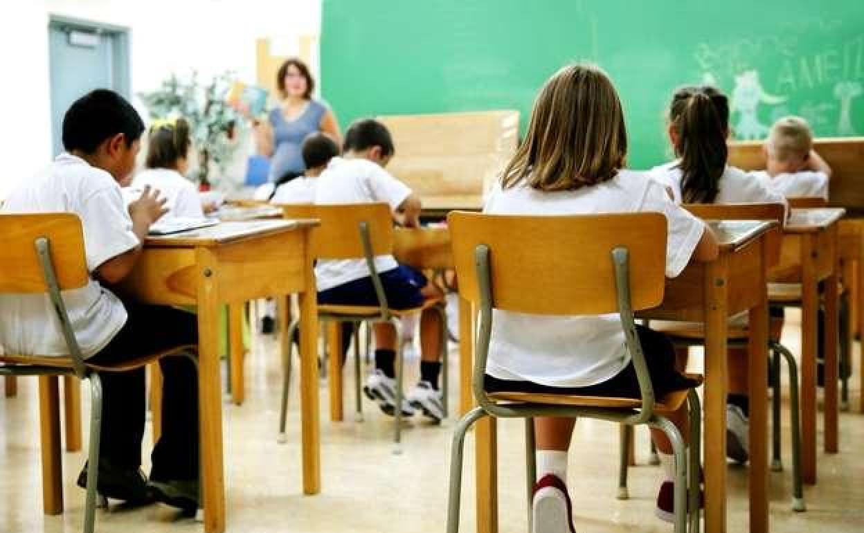 Se trata de una intervención socioeducativa que aborda la sensibilización, información y formación en ahorro y consumo consciente.