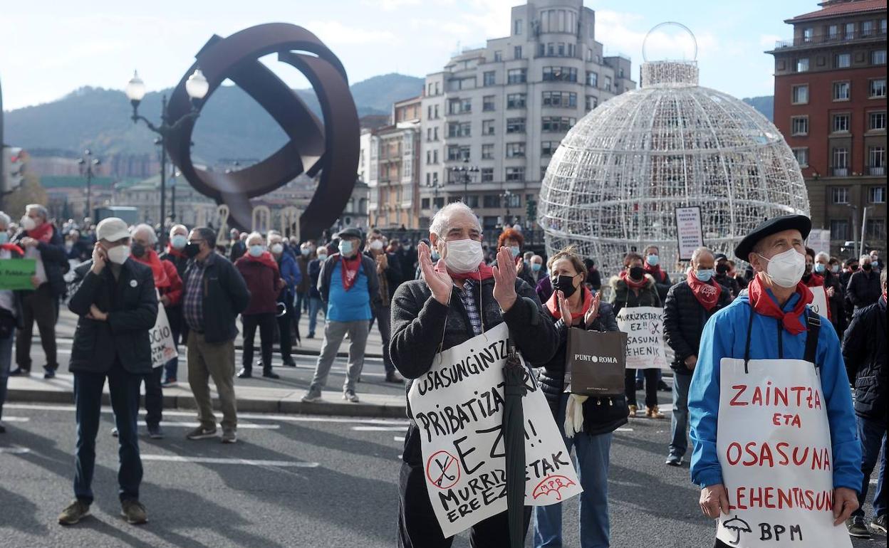 Jubilados manifestándose en Bilbao.