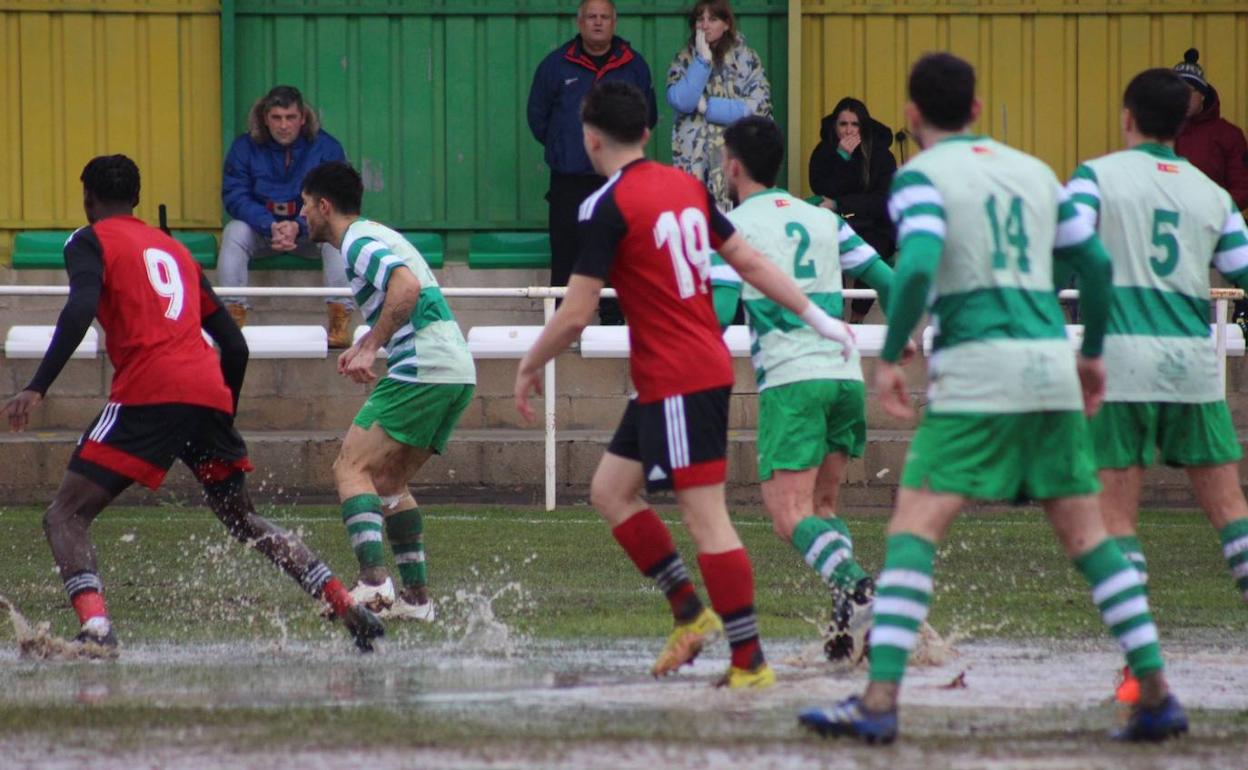 Un instante del partido entre La Virgen y el fiilial del Mirandés.