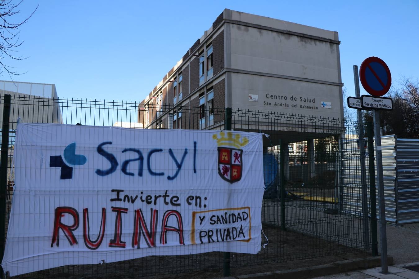 Los vecinos han convocado una manifestación este viernes frente a la gerencia de atención primaria de León