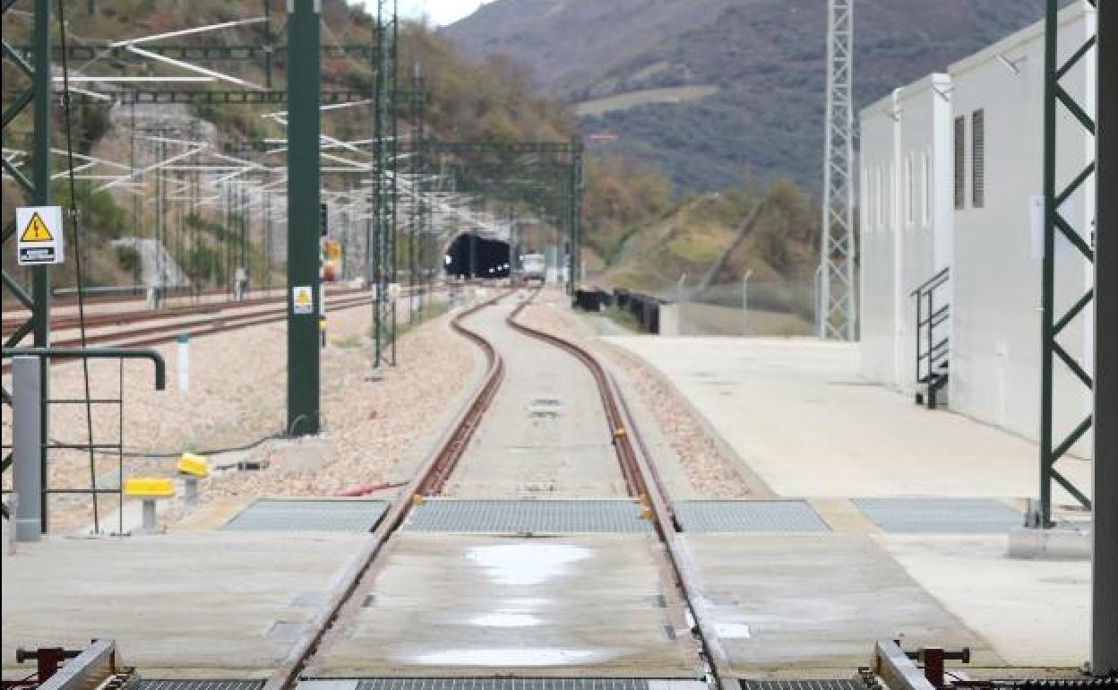 Cambiador ubicado en Campomanes, para que los trenes puedan llegar desde la meseta en ancho internacional y sigan en ibérico. Los primeros años de la variante no tendrá uso.