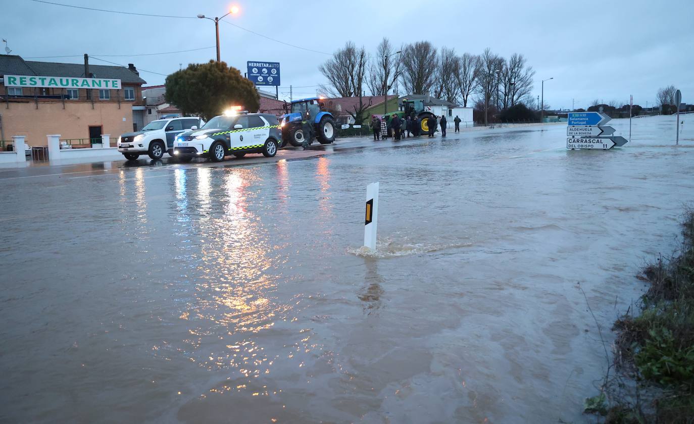 La carretera que une la N-620 con la localidad de Aldehuela de la Bóveda se encuentra cortada por el agua.