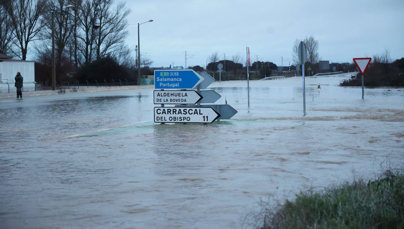 La carretera que une la N-620 con la localidad de Aldehuela de la Bóveda se encuentra cortada por el agua.