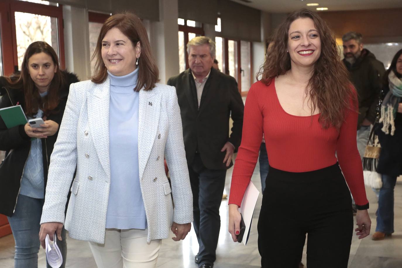 La presidenta provincial del PP, Ester Muñoz, presenta a la candidata a la Alcaldía de León, Margarita Torres.