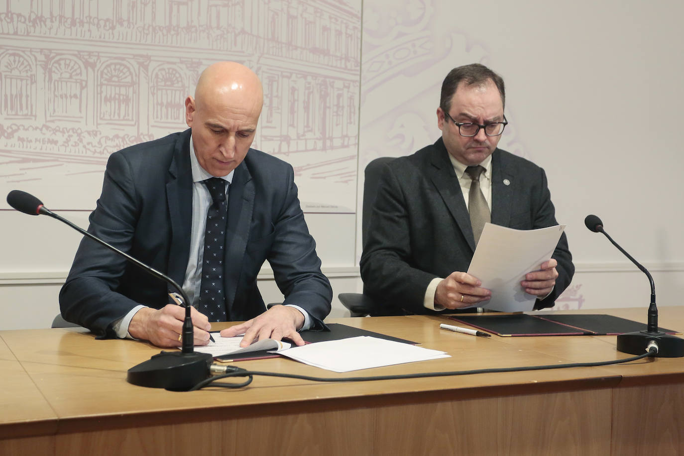 El alcalde de León, José Antonio Diez, y el director general del Incibe, Félix Antonio Barrio, firman el convenio de colaboración del Ayuntamiento con el Instituto Nacional de Ciberseguridad.