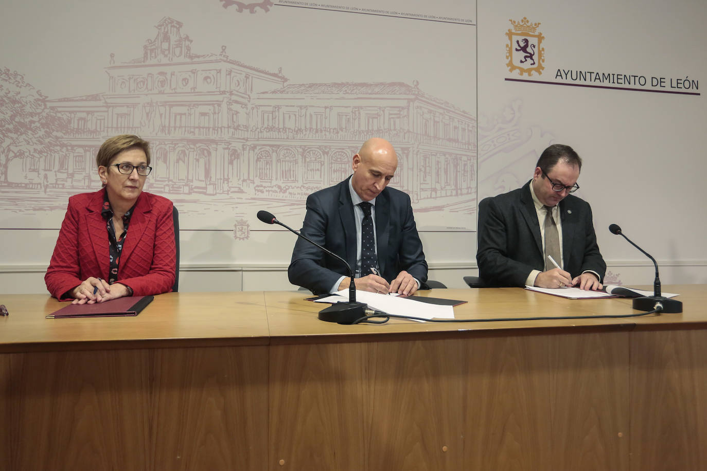 El alcalde de León, José Antonio Diez, y el director general del Incibe, Félix Antonio Barrio, firman el convenio de colaboración del Ayuntamiento con el Instituto Nacional de Ciberseguridad.