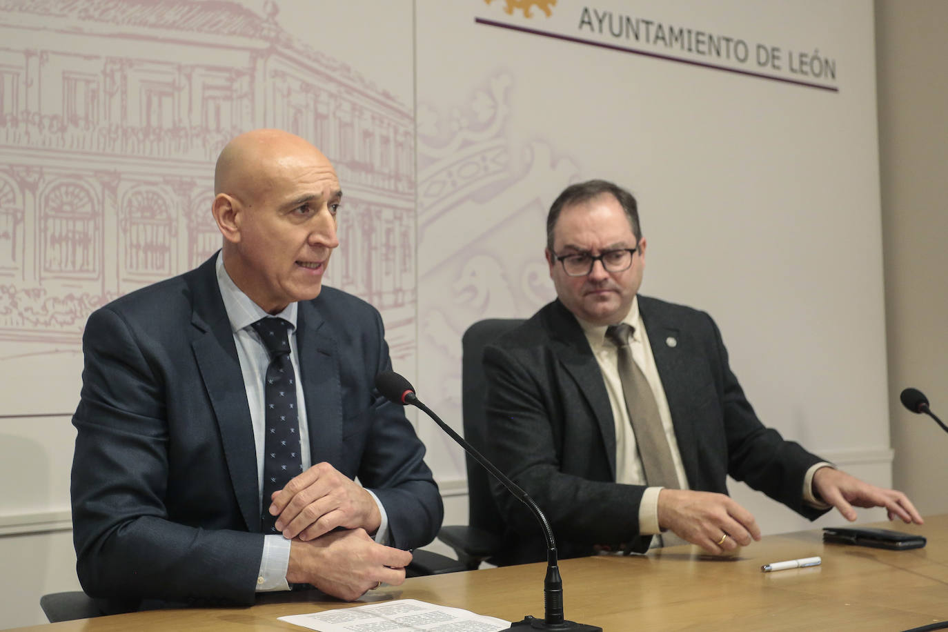 El alcalde de León, José Antonio Diez, y el director general del Incibe, Félix Antonio Barrio, firman el convenio de colaboración del Ayuntamiento con el Instituto Nacional de Ciberseguridad.