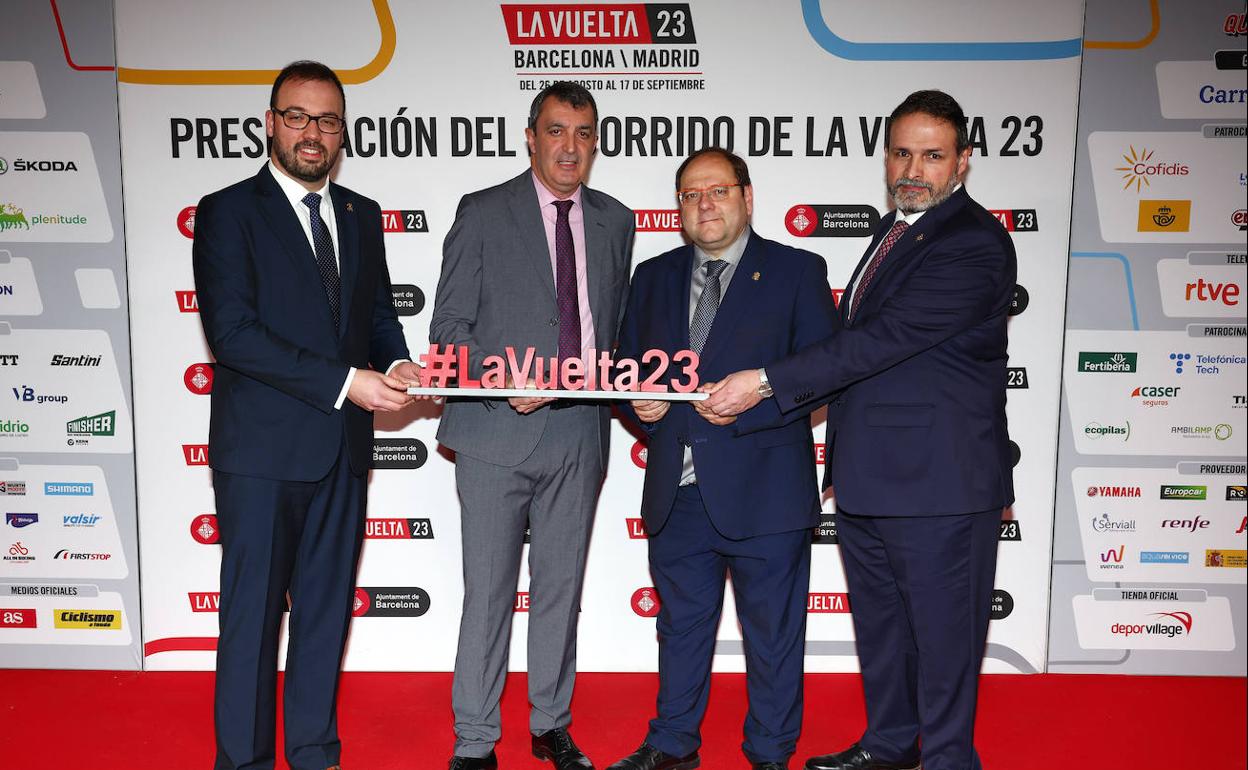 El alcalde, Javier Carrera, el edil de Deportes, Luis Fernando Miguélez, y el responsable de Turismo, José Luis Del Riego. 