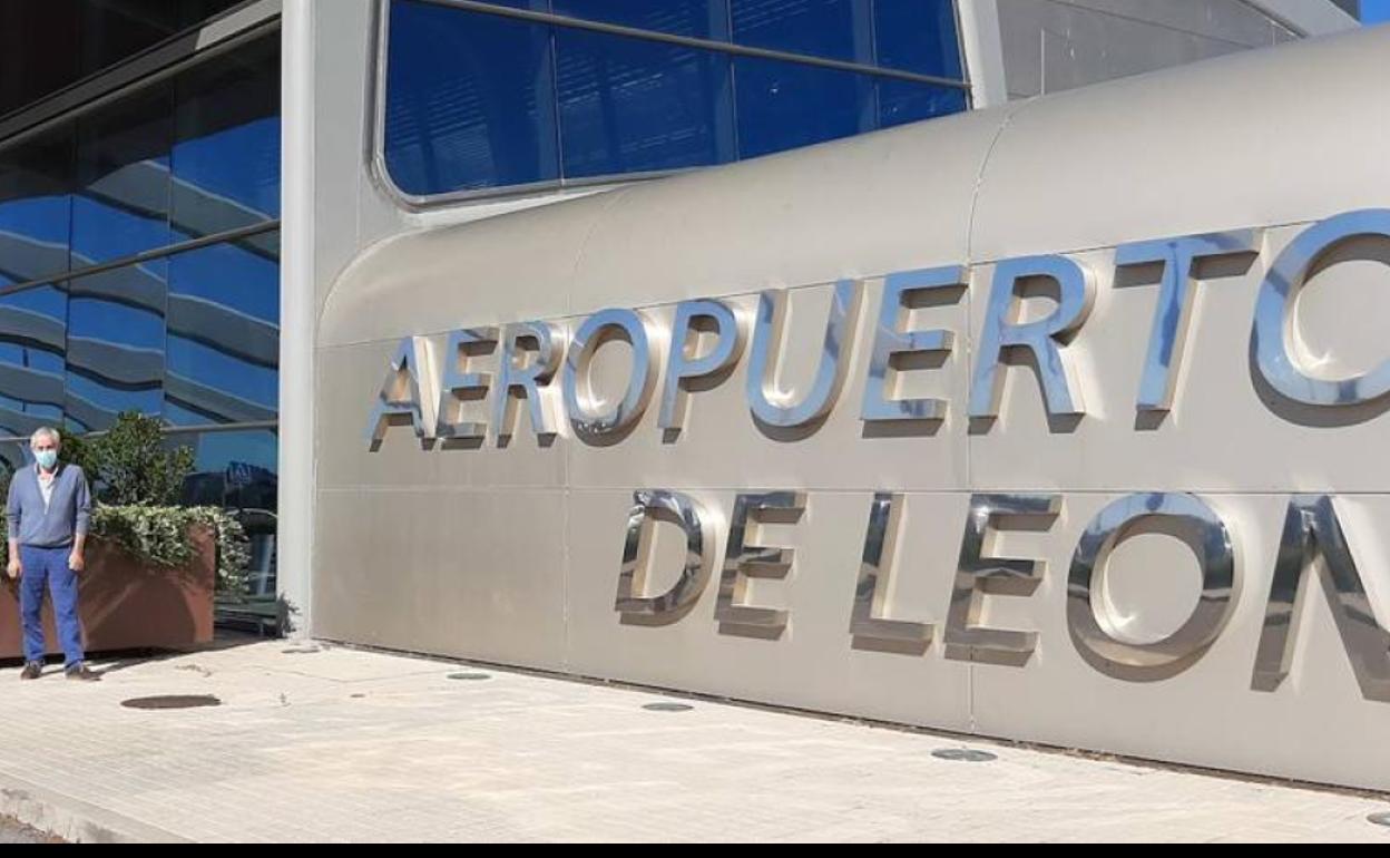 Suben los viajeros en el aeropuerto de León.