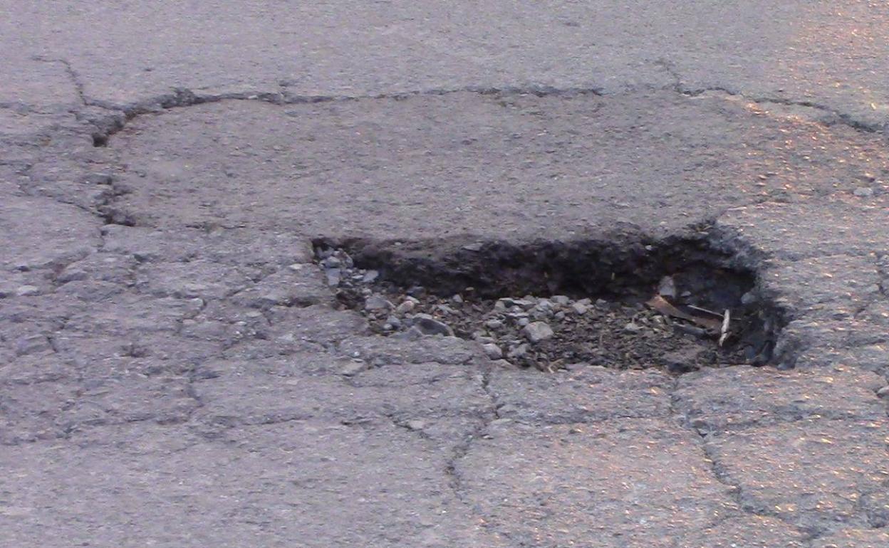 Imagen de archivo de un bache en una calle.