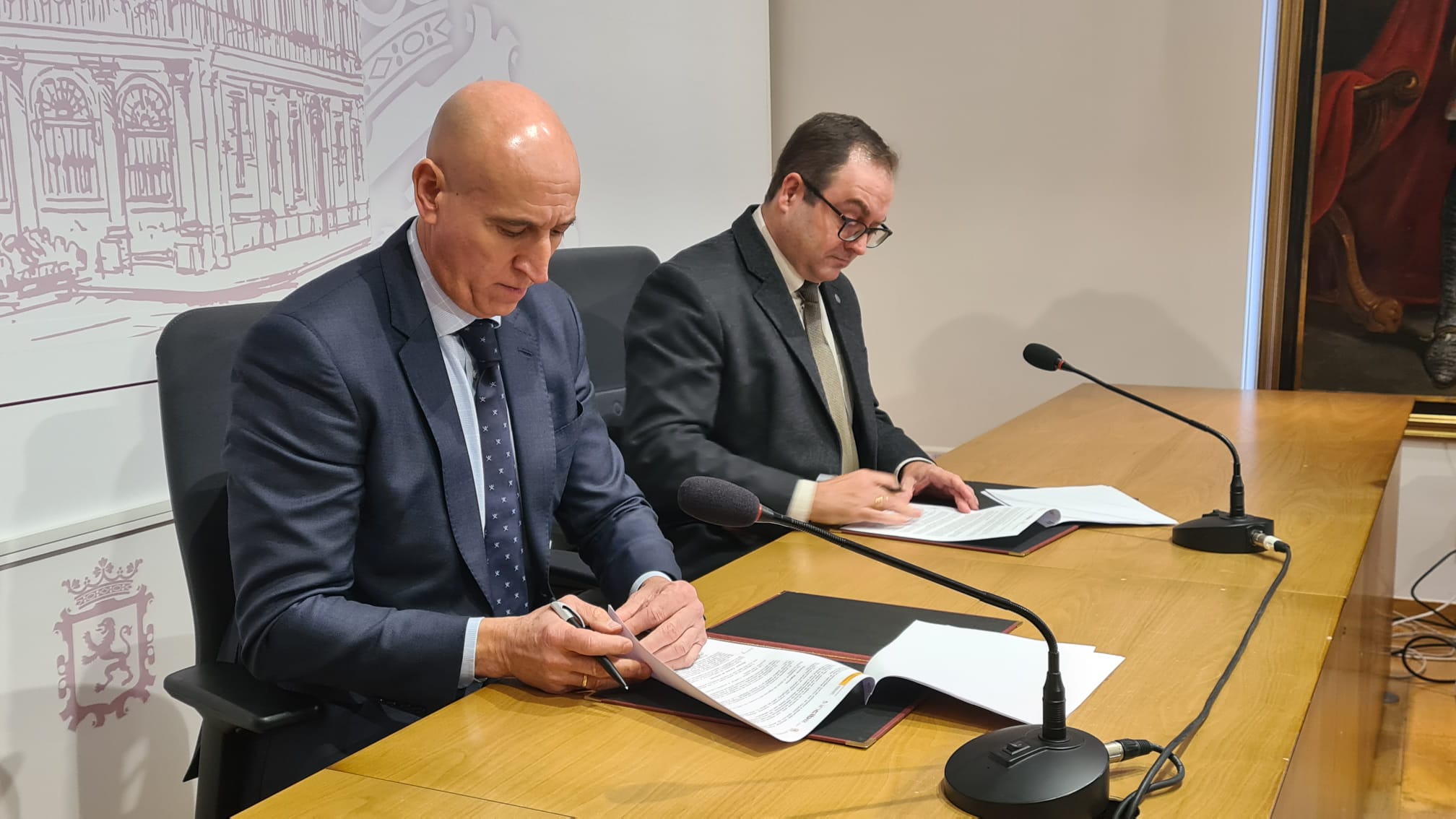 El alcalde de León, José Antonio Diez, y el director general del Incibe, Félix Antonio Barrio, firman el convenio de colaboración del Ayuntamiento con el Instituto Nacional de Ciberseguridad.