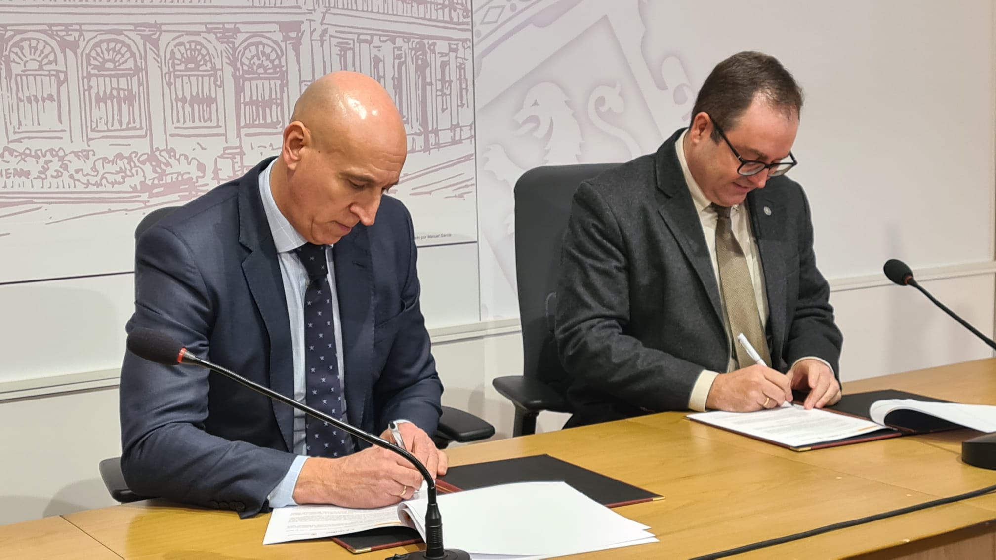 El alcalde de León, José Antonio Diez, y el director general del Incibe, Félix Antonio Barrio, firman el convenio de colaboración del Ayuntamiento con el Instituto Nacional de Ciberseguridad.