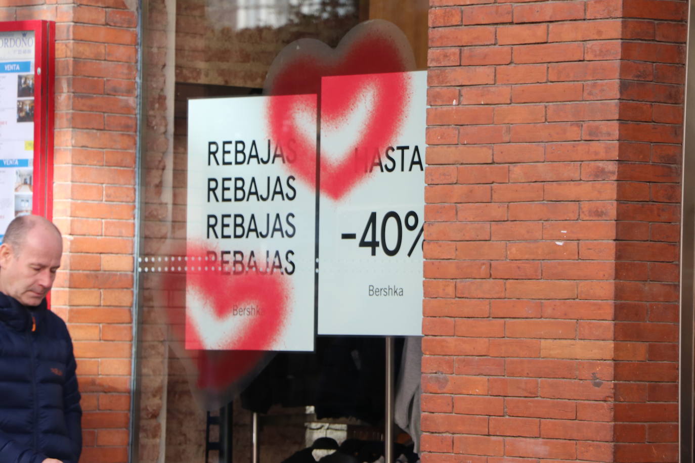 La campaña se prolongará hasta finales de febrero y el comercio textil espera la bajada de temperaturas y llegada de nieves para dar salida al stock de ropa invernal | La vuelta a la normalidad tras la pandemia impulsa las ventas en una buena campaña de Navidad.