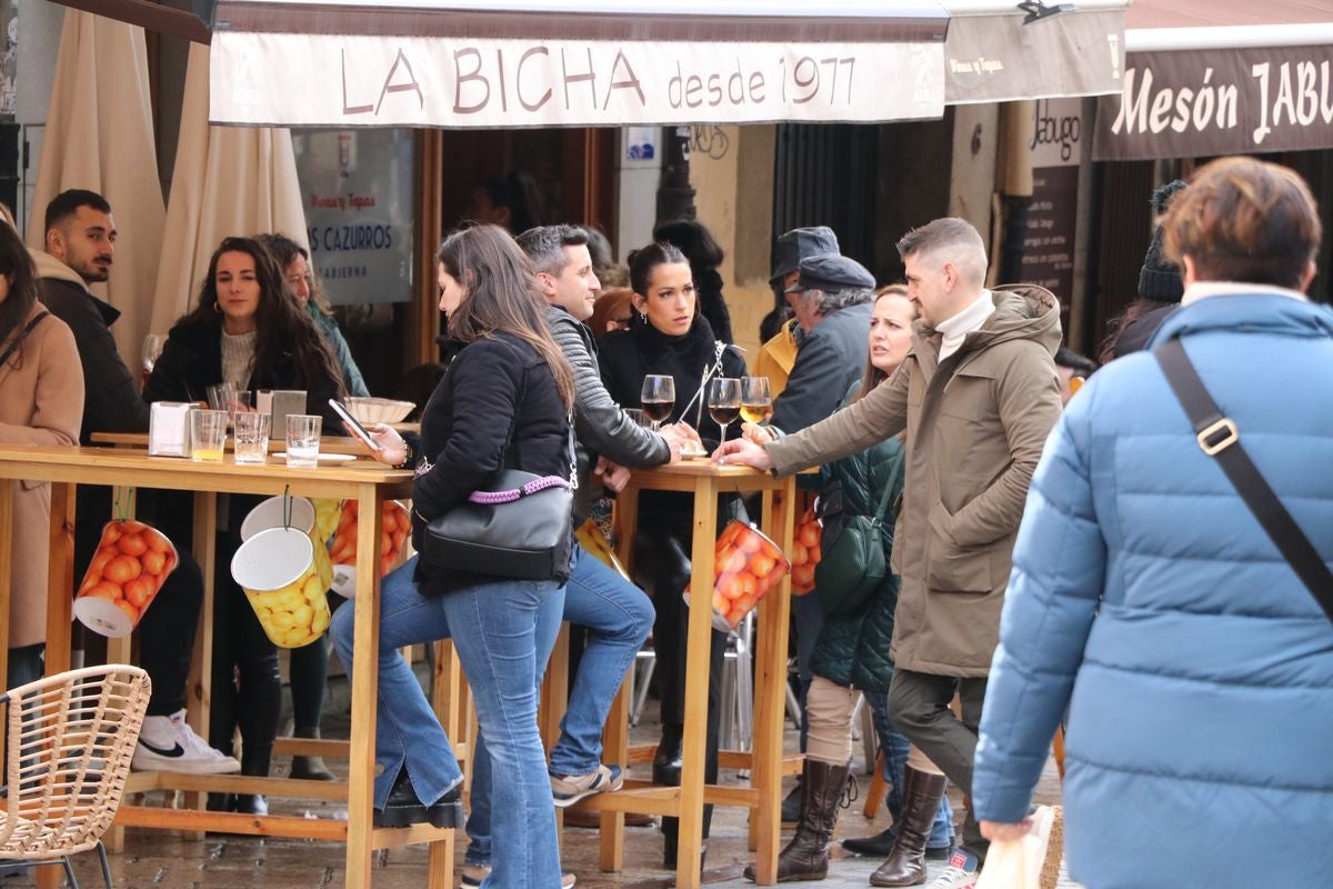 Un grupo de personas consume en una terraza de la plaza San Martín, en el Barrio Húmedo de León.