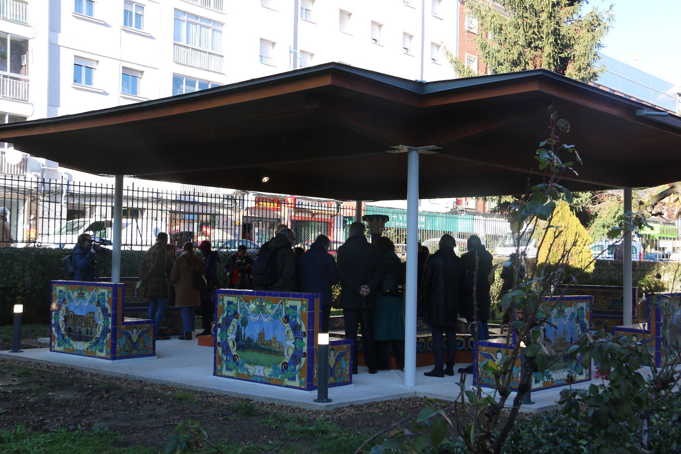 La Residencia Virgen del Camino recupera el legado del artista segoviano que devuelve el color a la zona ajardinada de este espacio leonés.