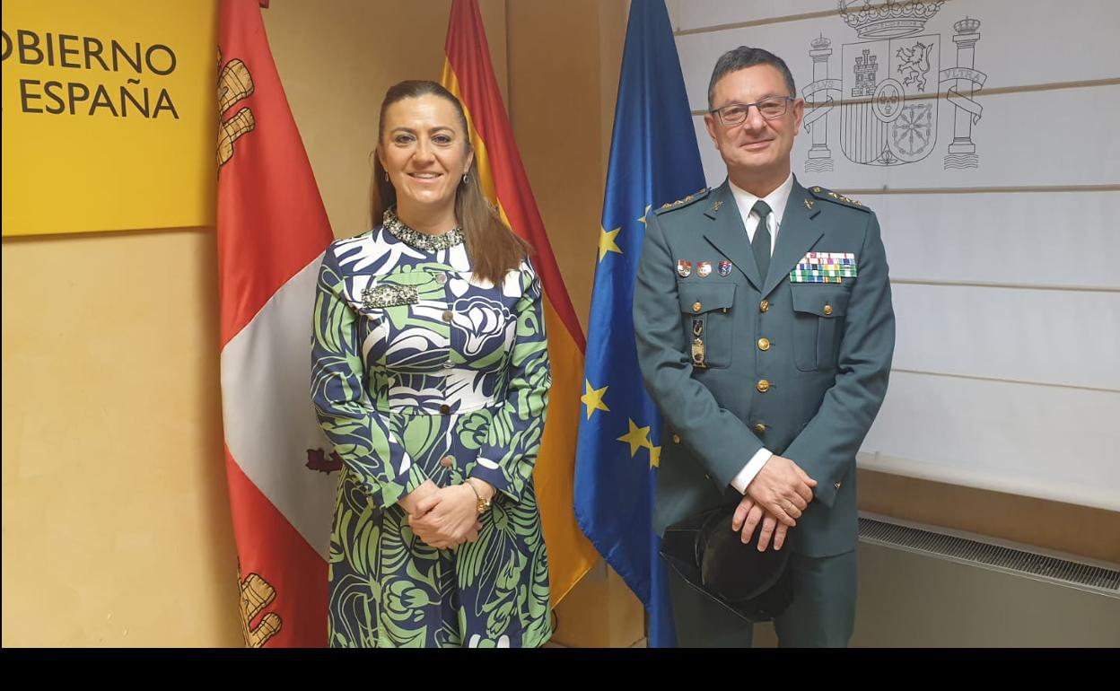 Virginia Barcones y el coronel jefe de la comandancia de la guardia civil de León.