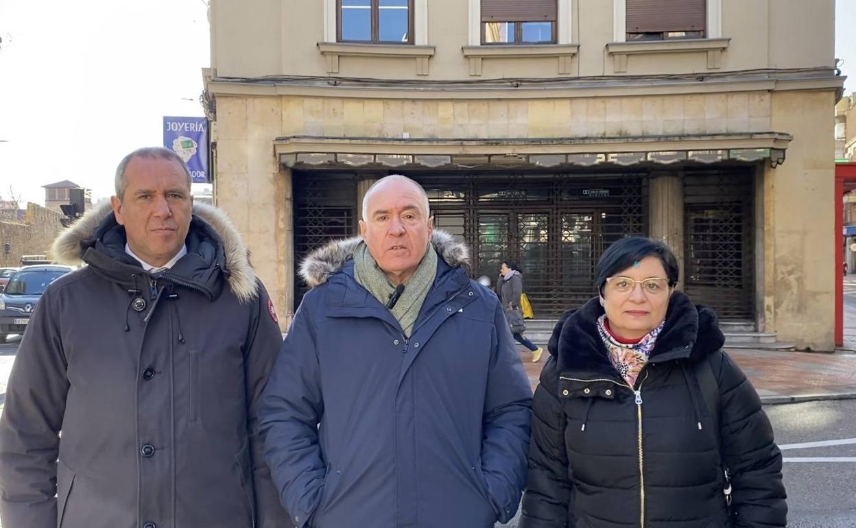 Los concejales de UPL visitan el exterior del edificio que alberga el Teatro Emperador.