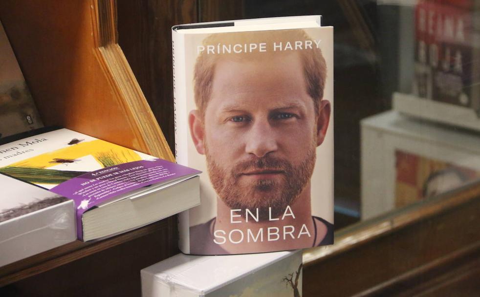 En la sombra, la nueva obra autobiográfica del monarca inglés, ya está en el escaparate de las librerías leonesas.