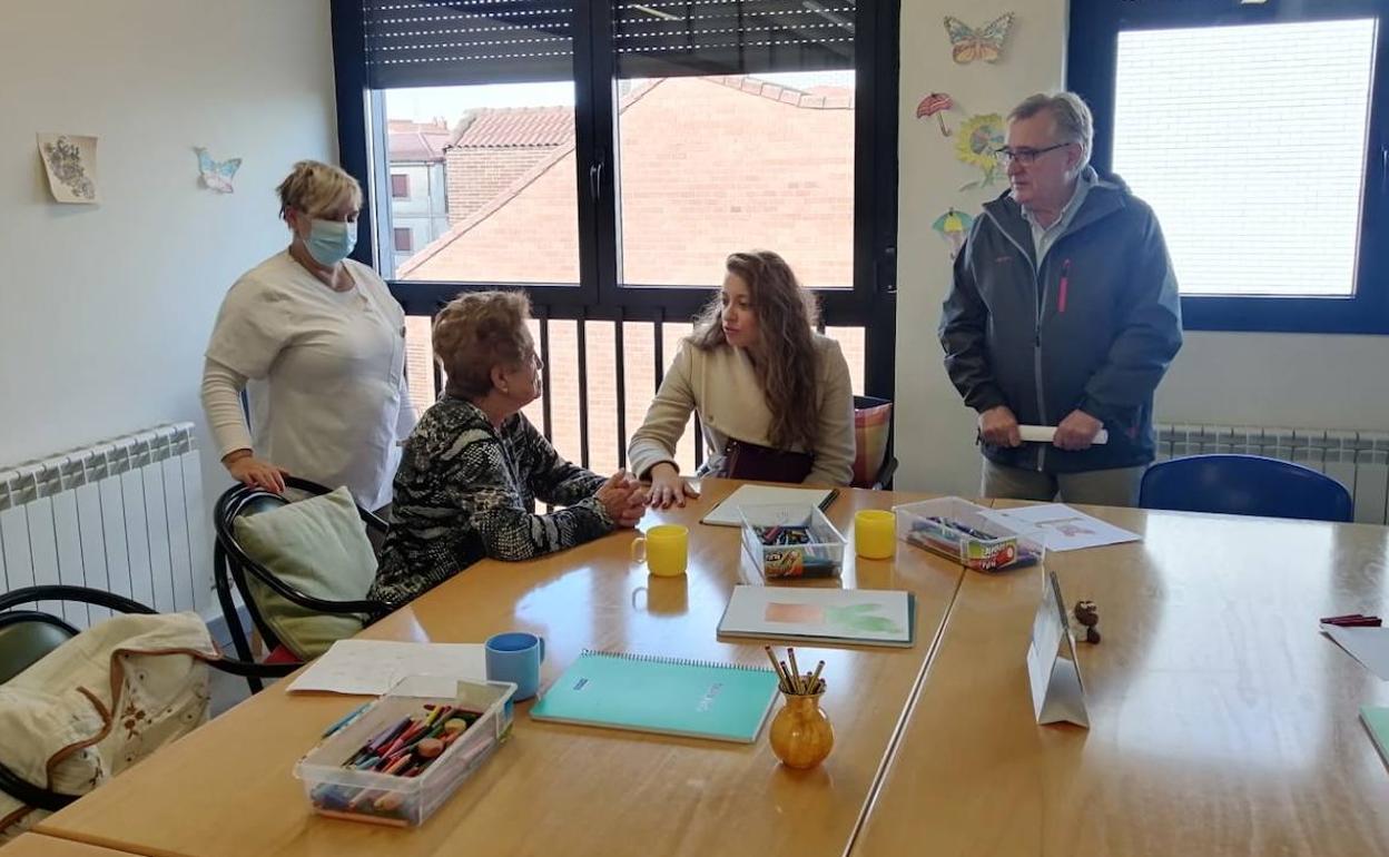 Visita de Ester Muñoz al Ayuntamiento de Valverde. 