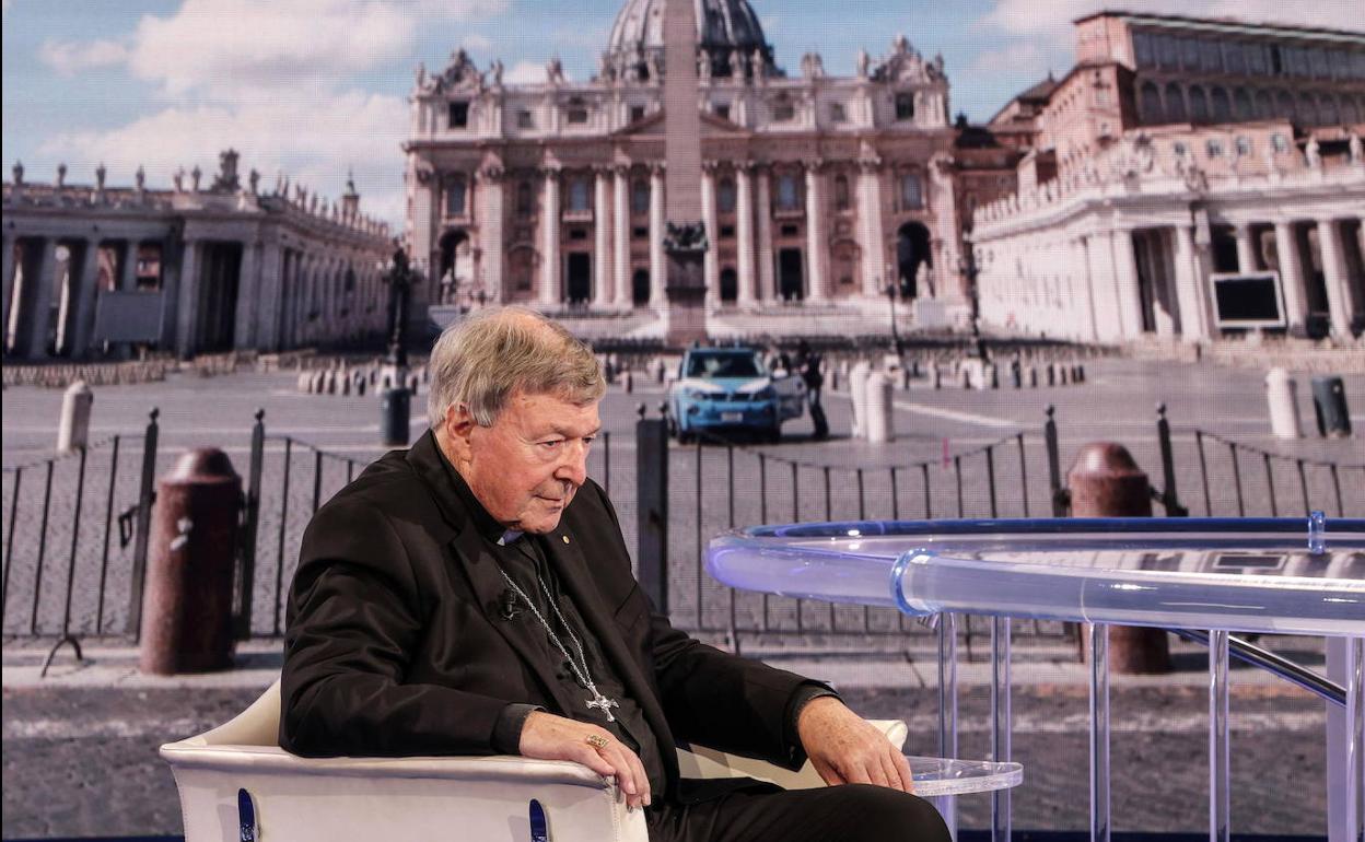 El cardenal George Pell, en una entrevista en la cadena de televisión italiana Raiuno con una imagen del Vaticano como fondo.