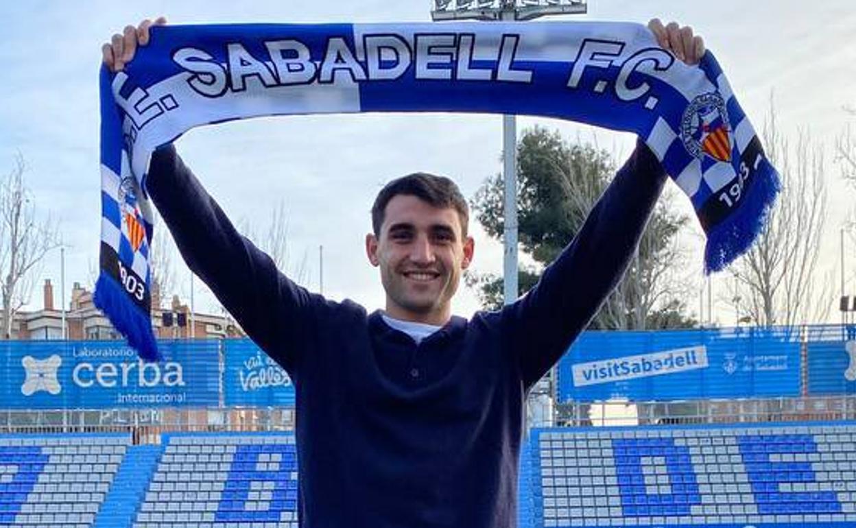 Ricard Pujol posa con la bufanda del Sabadell en su nuevo estadio, la Nova Creu Alta.