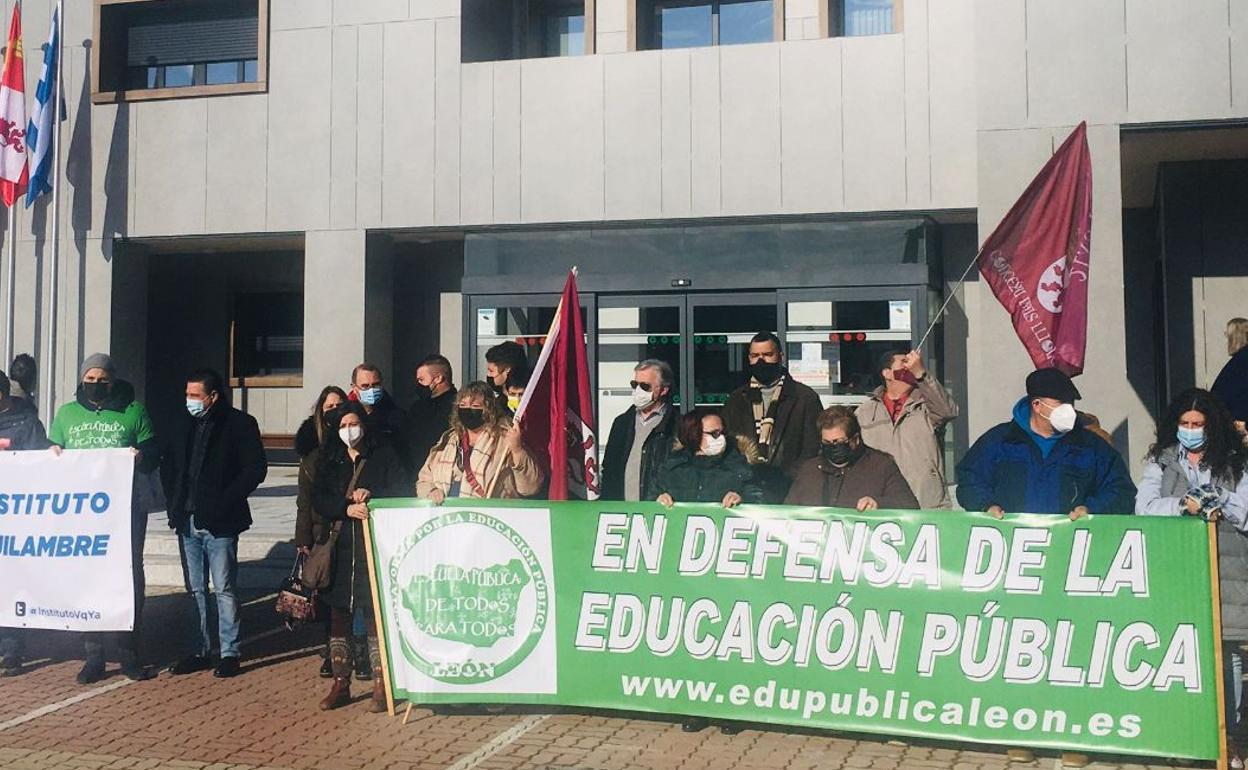 Imagen de una de las concentraciones de la plataforma por un instituto de Villaquilambre.