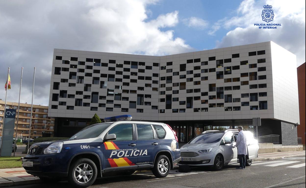 Un vehículo de la Policía Nacional frente al Ayuntamiento de San Andrés del Rabanedo.