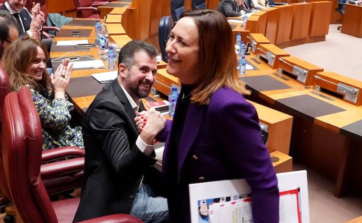 El portavoz socialista Luis Tudanca felicita a la procuradora Rosa Rubio tras su intervención en el Pleno extraordinario de las Cortes.