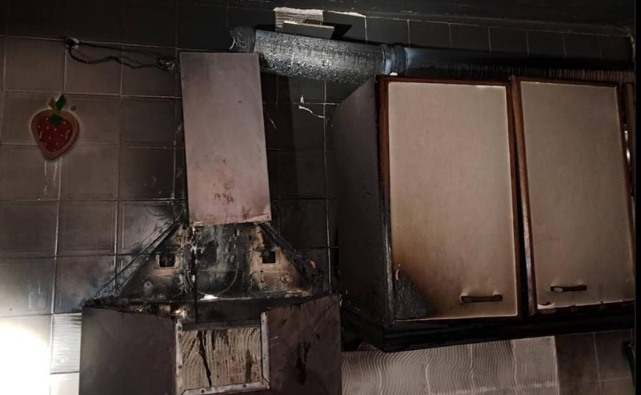 La campana extractora afectada por las llamas de la sartén.