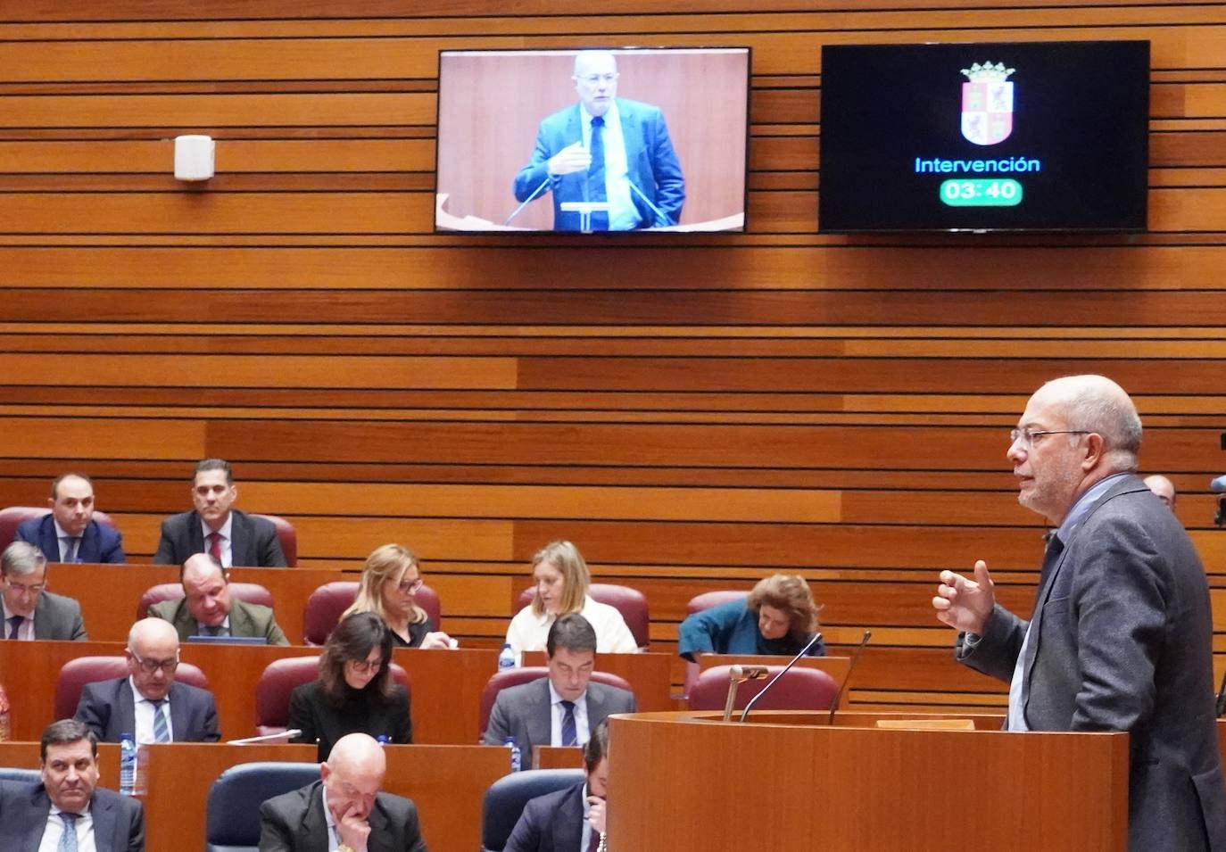 El presidente de la Junta Alfonso Fernández Mañueco conversa con los viceportavoces parlamentarios Raúl de la Hoz y Ángel Ibáñez en el Pleno extraordinario de las Cortes.