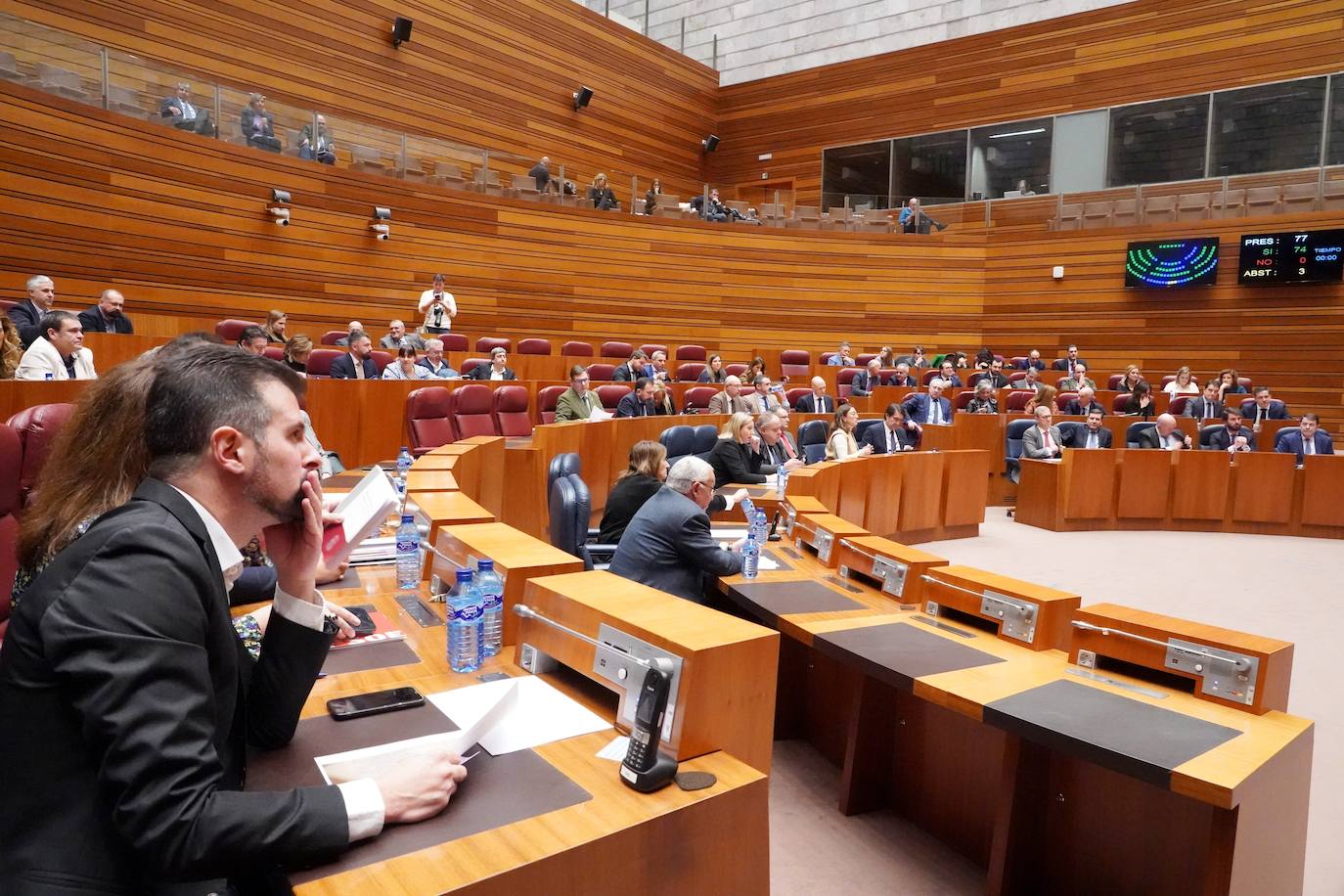 El presidente de la Junta Alfonso Fernández Mañueco conversa con los viceportavoces parlamentarios Raúl de la Hoz y Ángel Ibáñez en el Pleno extraordinario de las Cortes.