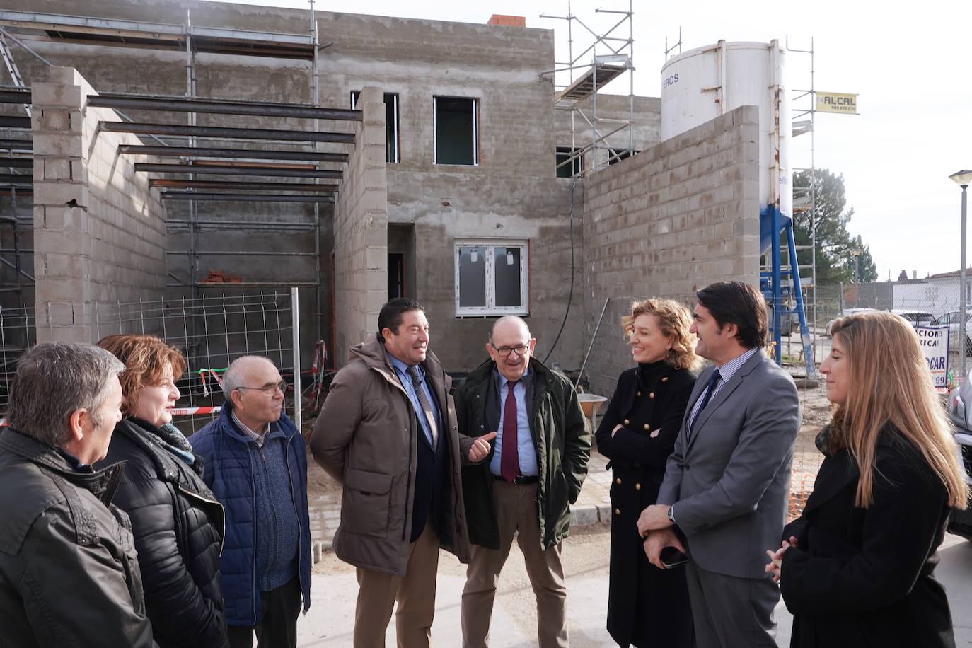 El consejero de Medio Ambiente, Vivienda y Ordenación del Territorio, Juan Carlos Suárez-Quiñones, visita las obras de la promoción de viviendas protegidas unifamiliares que construye la Junta en Viana de Cega.