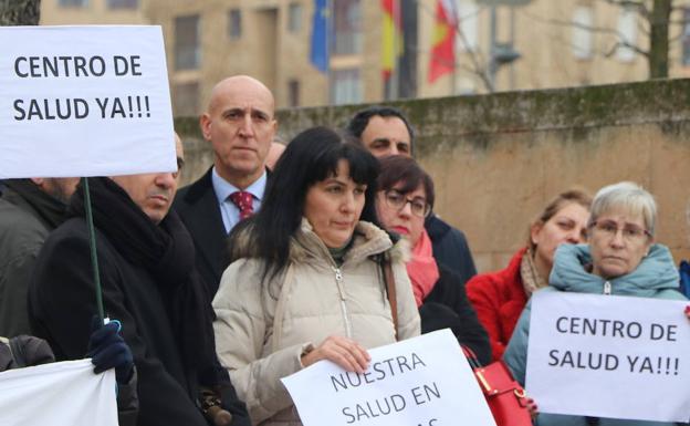 Los alcaldes de León, San Andrés del Rabanedo y Ponferrada entre los vecinos que exigen un nuevo centor de salud en Pinilla. 